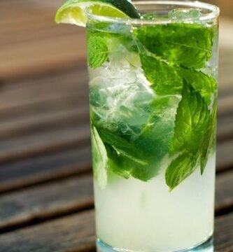 Vaso de mojito cubano decorado con una rodaja de lima