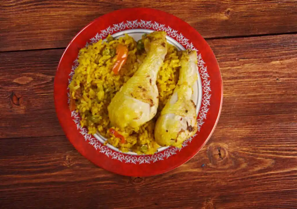 Plato de arroz amarillo con pollo