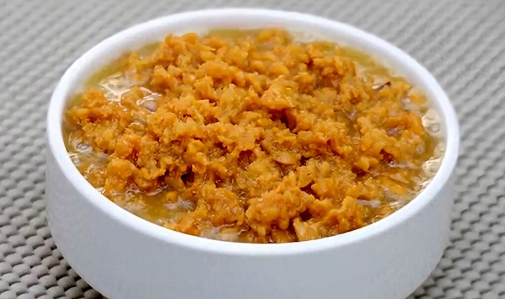 Un bol con dulce de leche cortada