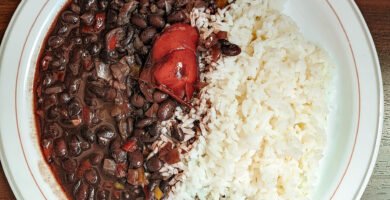 frijoles negros cubanos y arroz blanco
