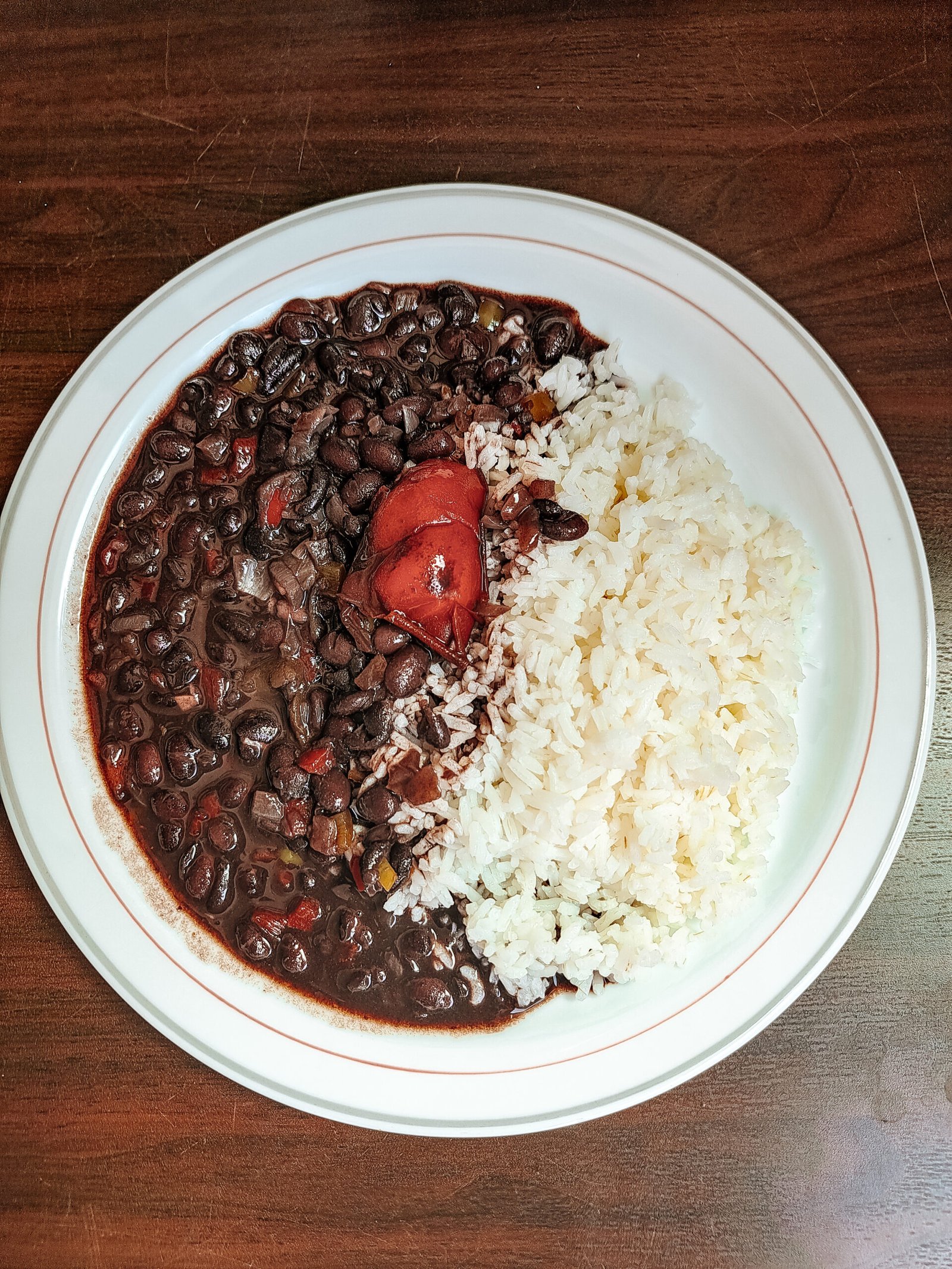 frijoles negros cubanos y arroz blanco