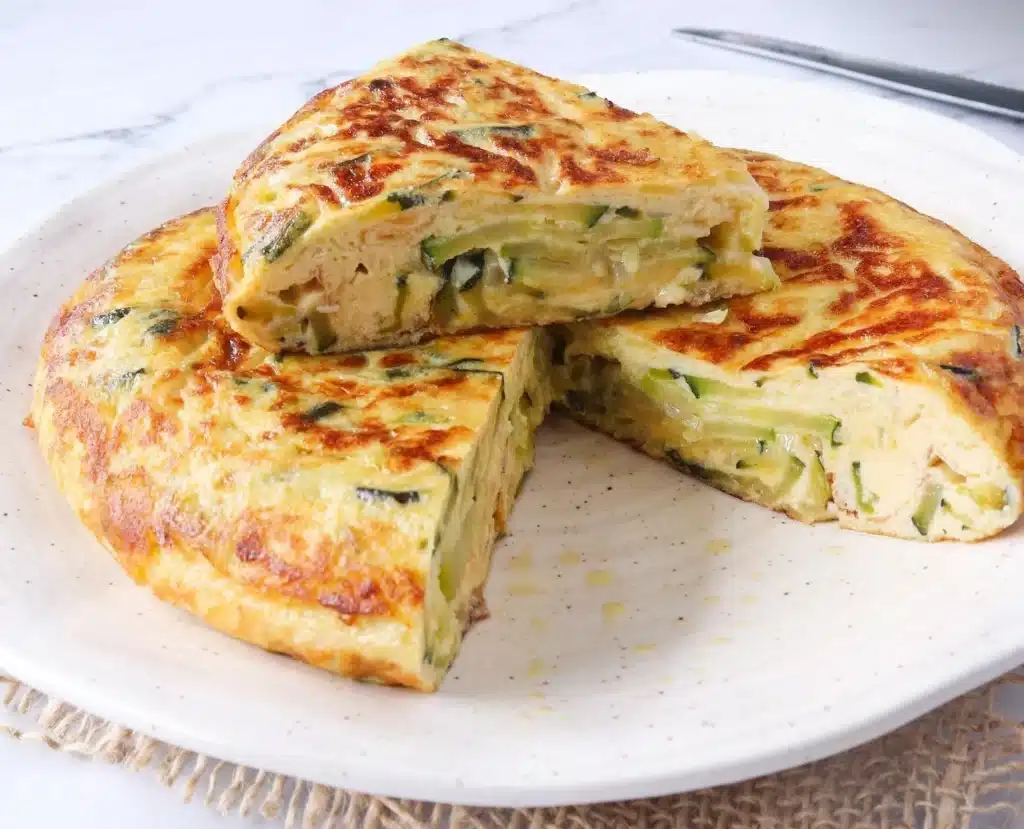 Tortilla de calabacín: receta casera, fácil y muy jugosa