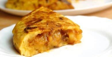 Tortilla de patatas con cebolla caramelizada