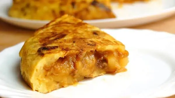 Tortilla de patatas con cebolla caramelizada