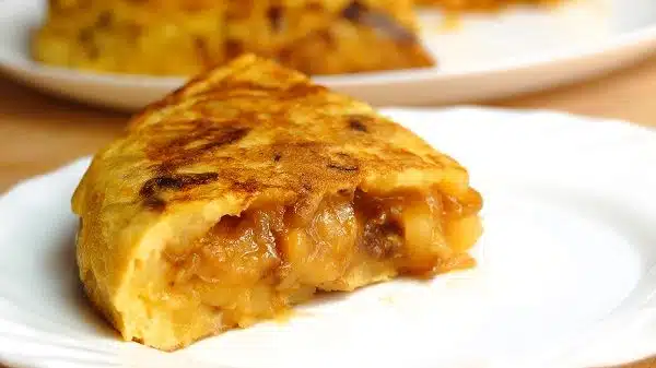 Tortilla de patatas con cebolla caramelizada