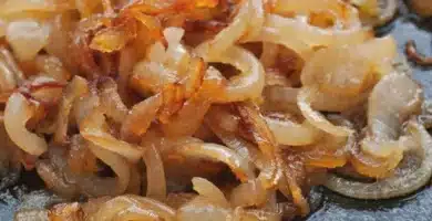 Cebolla caramelizada para mostrar que es caramelizar en cocina